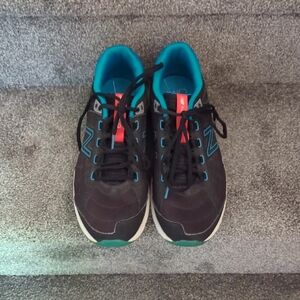 New Balance Black and Blue Sneakers Sleek Design